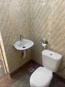卡巴莱Kabale town flat (sitting and bedroom)的浴室配有白色卫生间和盥洗盆。