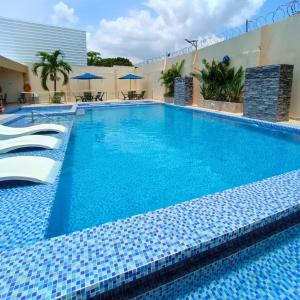 科韦尼亚斯Cabañas covemar的酒店设有一个蓝色瓷砖的大型游泳池