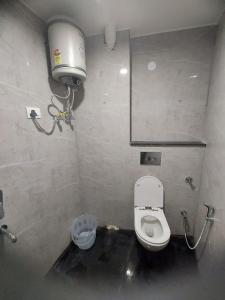 新德里Hotel Black Eye的一间带卫生间和水箱的浴室
