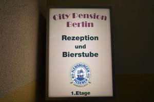 柏林柏林膳食公寓酒店的读城市许可的标志,回访接收和书目