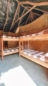 利文斯顿Muke Village Guest House的小屋内带两张双层床的客房