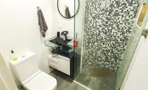 桑托斯Santos Gonzaga - Vista mar & localização perfeita的带淋浴和卫生间的浴室