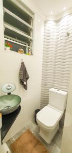 桑托斯Santos Gonzaga - Vista mar & localização perfeita的浴室配有白色卫生间和盥洗盆。