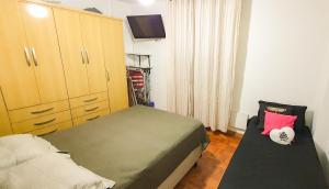 桑托斯Santos Gonzaga - Vista mar & localização perfeita的一间小卧室,配有一张床和一个梳妆台