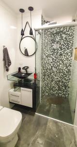 桑托斯Santos Gonzaga - Vista mar & localização perfeita的带淋浴、卫生间和盥洗盆的浴室