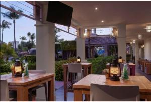 棕榈滩Hotel Aruba的一间带桌椅和电视的餐厅