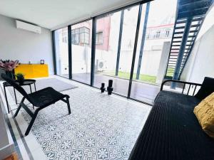 里斯本New Flat at Marques de Pombal的客厅设有床和大窗户
