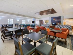 普兰塔寻Holiday Inn Express Hotel & Suites Ft. Lauderdale-Plantation, an IHG Hotel的用餐室配有桌椅