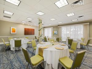 普兰塔寻Holiday Inn Express Hotel & Suites Ft. Lauderdale-Plantation, an IHG Hotel的一间会议室,配有白色的桌椅