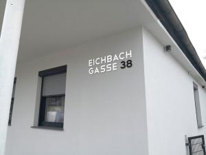 格拉茨Eichbachgasse 38的白色建筑的侧面标志