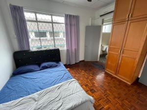 哥打京那巴鲁Peach Villa @ Putatan的一间卧室设有一张床和一个大窗户