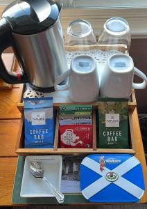 布莱尔阿瑟尔Dalgreine Guest House的一个带咖啡吧的架子,带茶壶和杯子