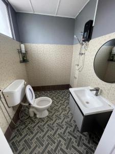 哥打京那巴鲁Peach Villa @ Putatan的一间带卫生间和水槽的浴室