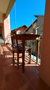 La Locanda di Campagna a Guardabosone的阳台配有一张木桌和一把椅子