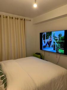 伦敦STARS LUXURY HOME的一间卧室配有一张床和一台平面电视