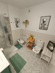 圣胡安海滩Casita La Ballena Tenerife Sur的浴室配有卫生间、淋浴和盥洗盆。