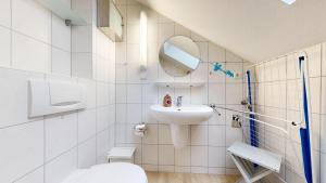 宾茨Villa Meernixe的白色的浴室设有水槽和卫生间。