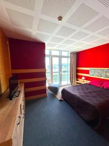 奎恩塔杜安乔Arrábida Resort的一间卧室设有一张床和红色的墙壁