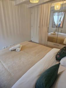 伊夫特河畔维勒邦Loft indépendant Proche Paris的一间卧室配有一张带镜子的大床