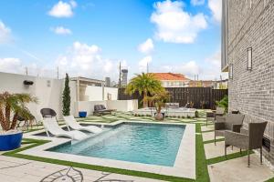 新奥尔良Nova Rooftop Villa的后院设有游泳池和椅子