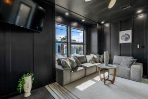 新奥尔良Celeste Rooftop Villa的带沙发和电视的客厅