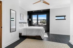 新奥尔良Celeste Rooftop Villa的一间卧室配有一张床和吊扇