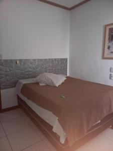 阿拉卡茹HOTEL AL MARE ATLANTICO的一间卧室,卧室内配有一张大床