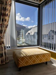 纽卡斯尔Mourneview Loft - Luxury Apartment的美景客房内的大窗户和一张床