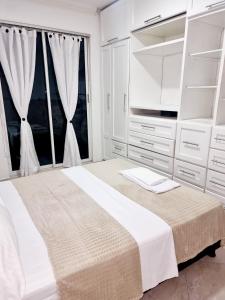 布卡拉曼加Hermosa casa en Bucaramanga的一间白色卧室,配有一张大床和一台电视