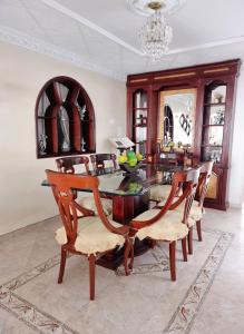 布卡拉曼加Hermosa casa en Bucaramanga的一间带桌椅的用餐室