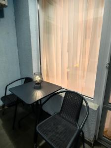 阳光海滩Niko Apartments的一张桌子,上面有两把椅子和一盏灯