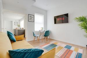 利物浦Perfect Modern 4 bedroom in Liverpool的客厅配有沙发和桌子