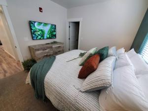 里奇菲尔德Monroe Mountain Suite - Castle Rock Condos的一间卧室配有一张带枕头的床和一台墙上的电视。