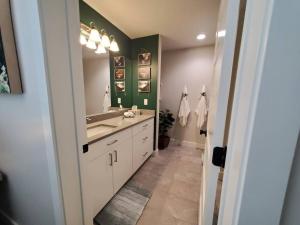 里奇菲尔德Monroe Mountain Suite - Castle Rock Condos的一间带水槽和大镜子的浴室