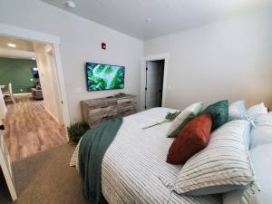 里奇菲尔德Monroe Mountain Suite - Castle Rock Condos的一间卧室配有带枕头的床铺和平面电视。