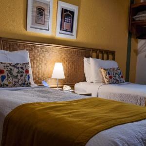 皮雷诺波利斯Pouso 22的酒店客房,设有两张床和一盏灯