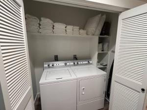 里奇菲尔德Aspen Heart Suite - Castle Rock Condos的厨房配有白色炉灶和带毛巾的架子。