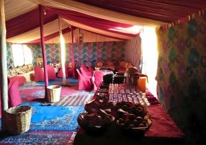 扎古拉Sahara Berber Camp的一间帐篷间,配有桌子