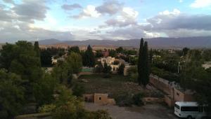 米德勒特Hôtel El Ayachi的享有树木和面包车的村庄的空中景致