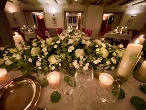 JystrupSkjoldenæsholm Slot的一张桌子上放着白色的花和蜡烛