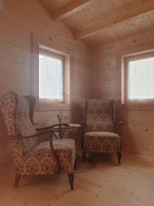 萨维尔纳Le Cottage OneHeart的带2扇窗户的客房内的2把椅子