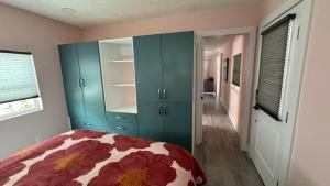 萨拉索塔Flamingo Tiny Home的一间卧室配有一张床和蓝色橱柜