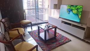 Apartamento en Ciudad Del Rio El Poblado Medellin的休息区