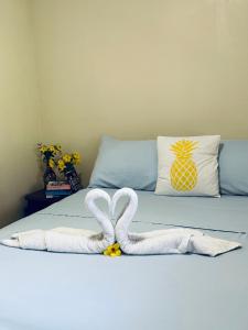 圣卡塔利娜岛Hotel Las Hamacas的一张带两条心形毛巾的床