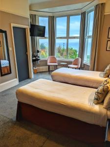 尚克林The Brunswick的酒店客房带两张床和一个客厅