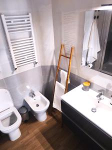 菲乌米奇诺Michelangelo Airport Suite Room的浴室设有卫生间、水槽和卫生间。