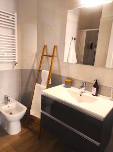 菲乌米奇诺Michelangelo Airport Suite Room的一间带水槽、卫生间和镜子的浴室