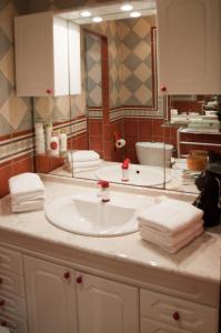 提乌克西亚维拉诺瓦公寓的一间带水槽和大镜子的浴室