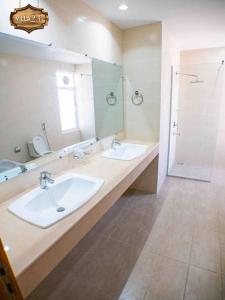 伊斯兰堡Villa 23的一间带两个盥洗盆和淋浴的浴室