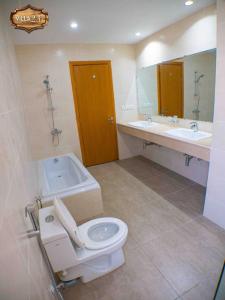 伊斯兰堡Villa 23的浴室配有卫生间、盥洗盆和浴缸。